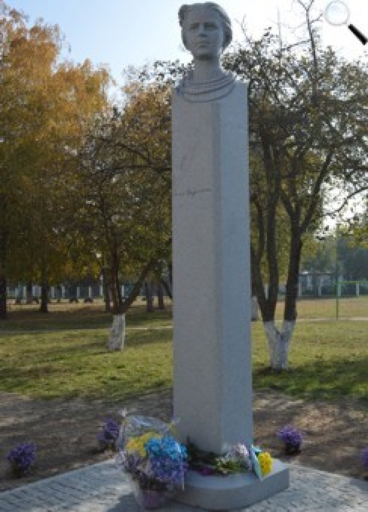 Перед нами — Леся-весна. Вона насолоджується своєю юною дівочою вродою…