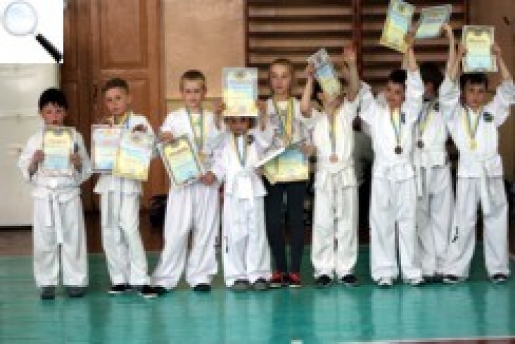 На десять спортсменів — тринадцять нагород!