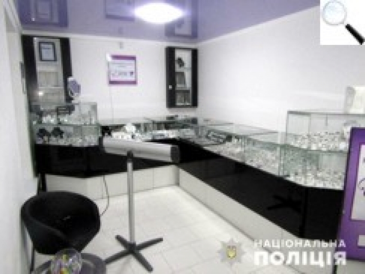 У Новограді поліцейські затримали молодика в ювелірному магазині