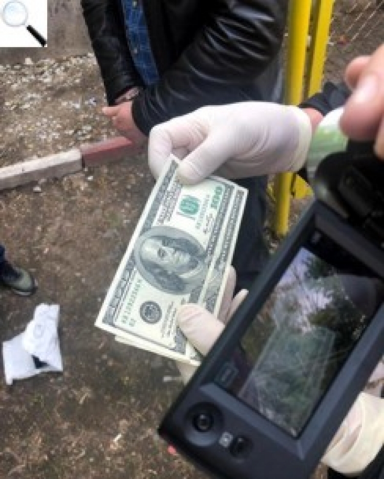 СБУ спіймала на хабарі митників у Житомирській області
