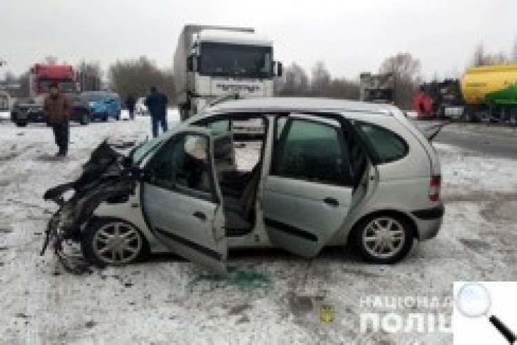 Унаслідок ДТП за участі чотирьох транспортних засобів постраждала водій легковика