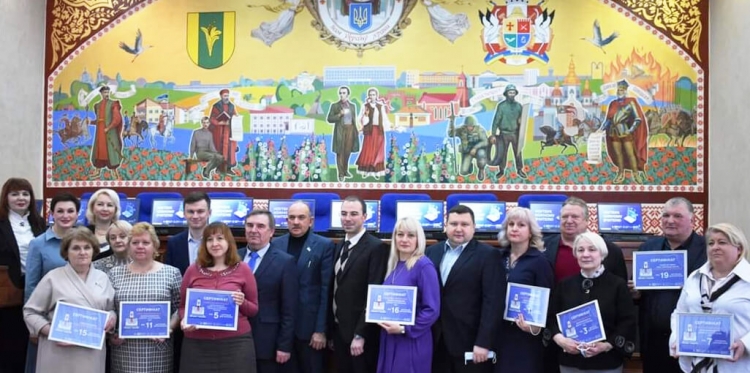 «Дякуємо платникам податків за можливість купити ноутбуки для вчителів»