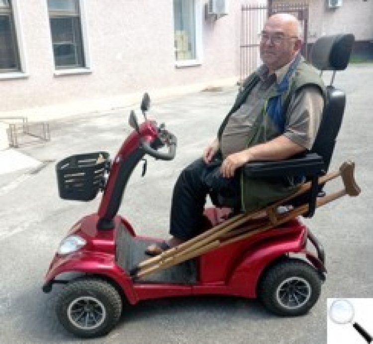 На електроскутері — проти фур, які розбивають місцеві дороги в спеку