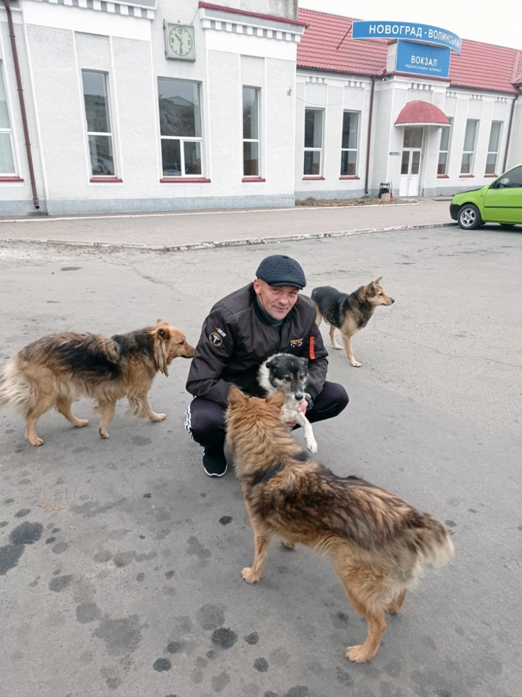 Залізничник рятує чотирилапих з-під потягів