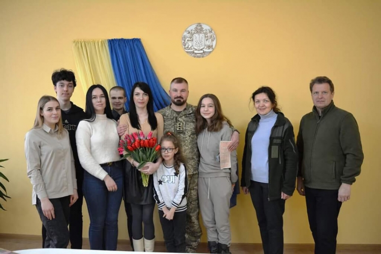 Шлюби воєнного часу: побралися зараз, а пишні весілля відсвяткують після війни