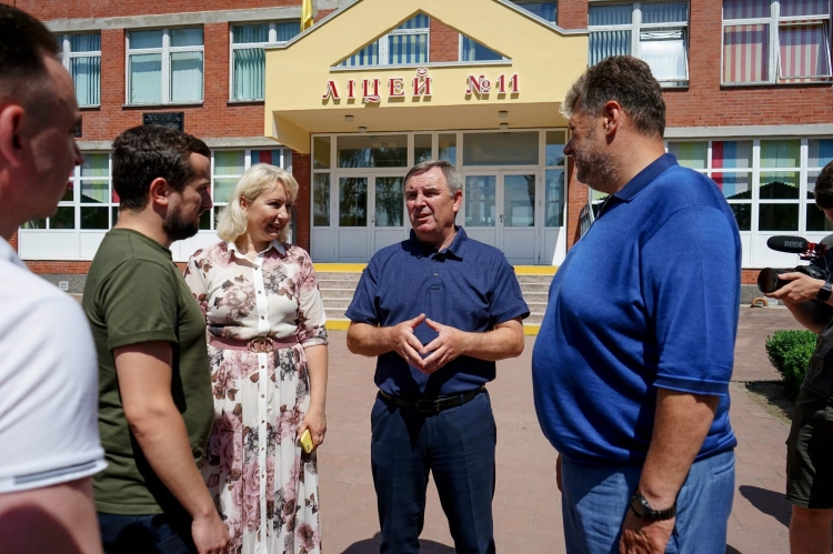 Високопосадовцям показали кращий заклад освіти «А в інші школи слабо завезти міністра?» — запитують містяни