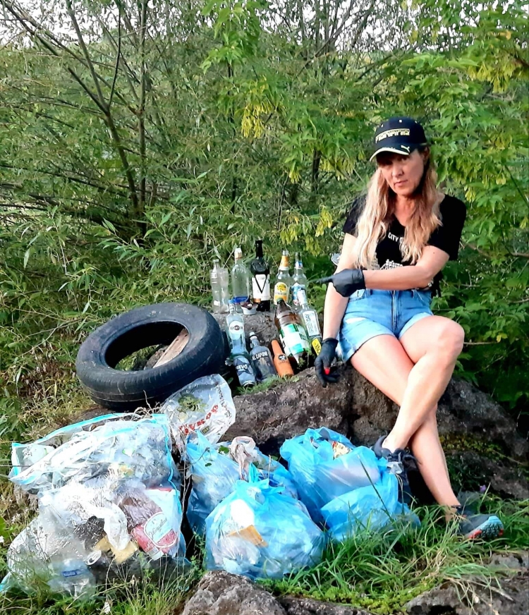 «Мені шкода людей, які всюди смітять» Прибирає береги Случі і роздає відпочивальникам сміттєві пакети