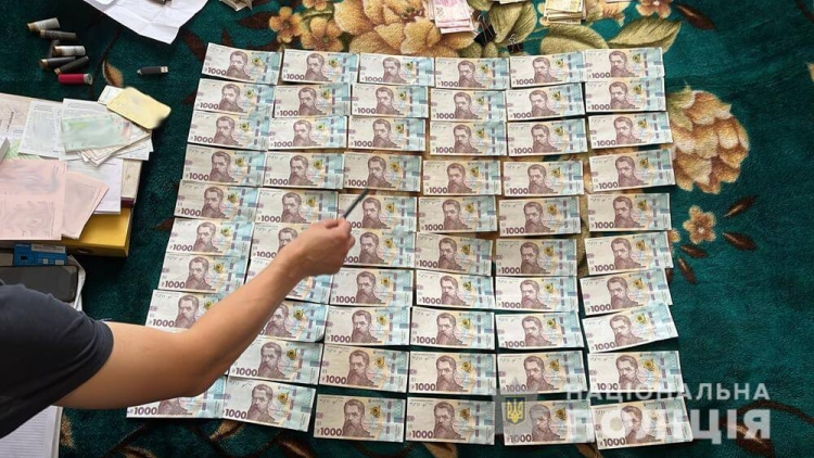 Депутат сільради та судовий експерт «допомагали» складати водійські іспити