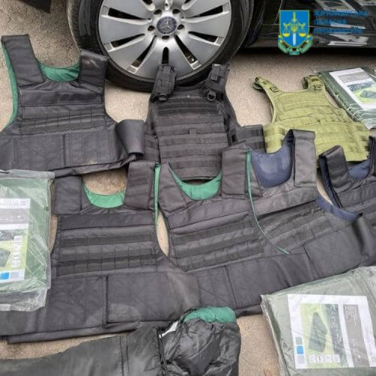 Псевдоволонтер заробляв на бронежилетах низької якості