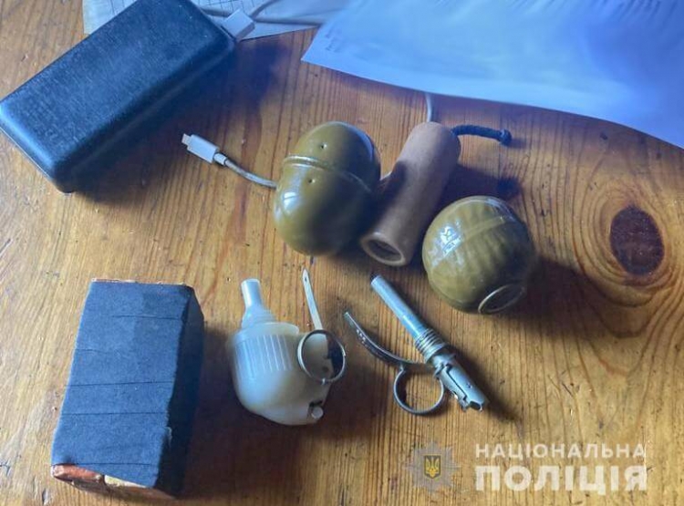 На Звягельщині поліцейські  вилучили зброю  і вибухонебезпечні речі