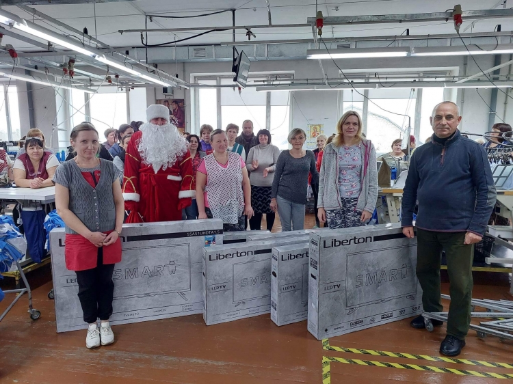 Подарували плазмові телевізори ідеальним відвідувачам роботи А ще шиють форму для воїнів, підтримують переселенців та сім’ї захисників