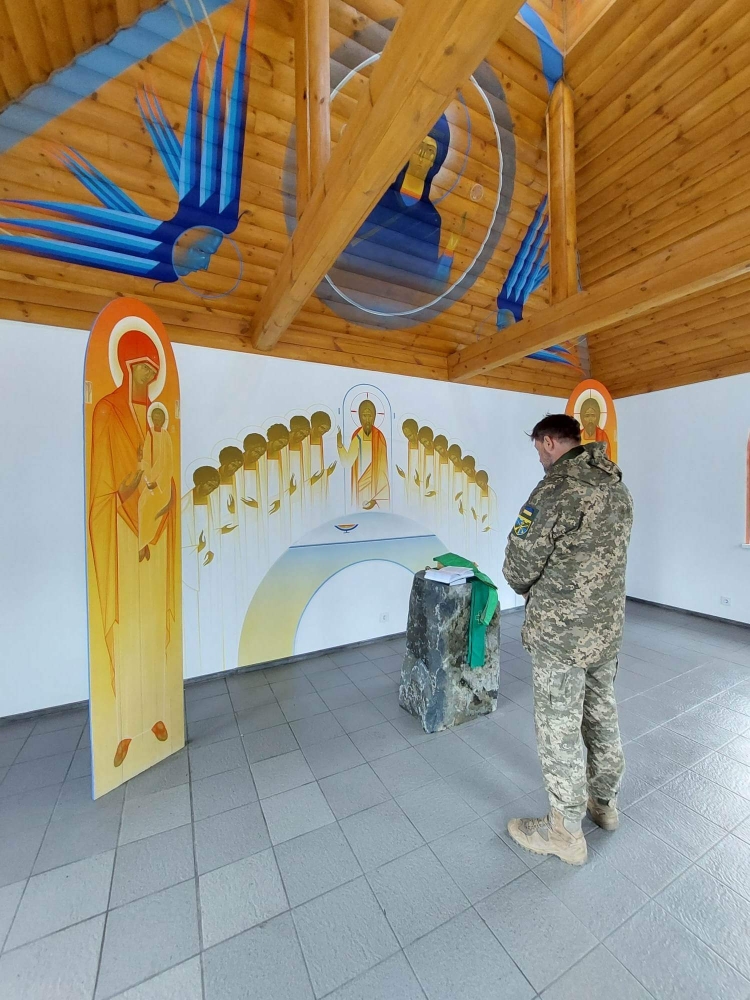 Ікони — на дерев’яних дошках з-під боєприпасів для «Градів». Унікальну каплицю збудовано для захисників