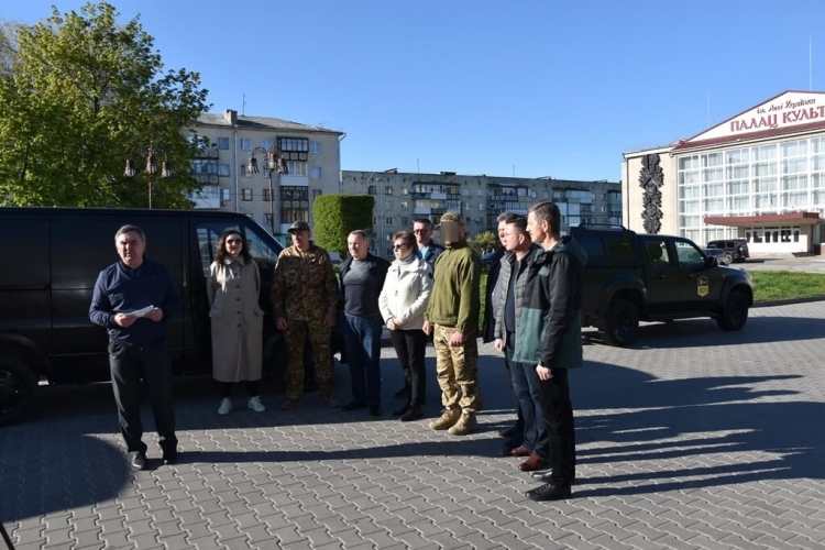 Звягель донатить на ЗСУ: військовим передано автомобільну техніку