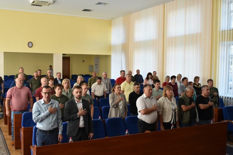 Шкільний автобус, оздоровлення дітей та мільйони для військових: на порядку денному позачергового засідання сесії міської ради