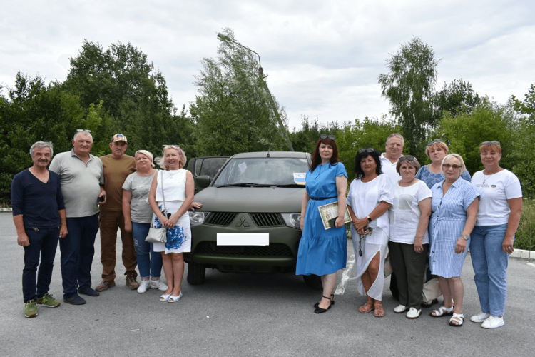 Пікап для ЗСУ — від освітян Звягельської громади