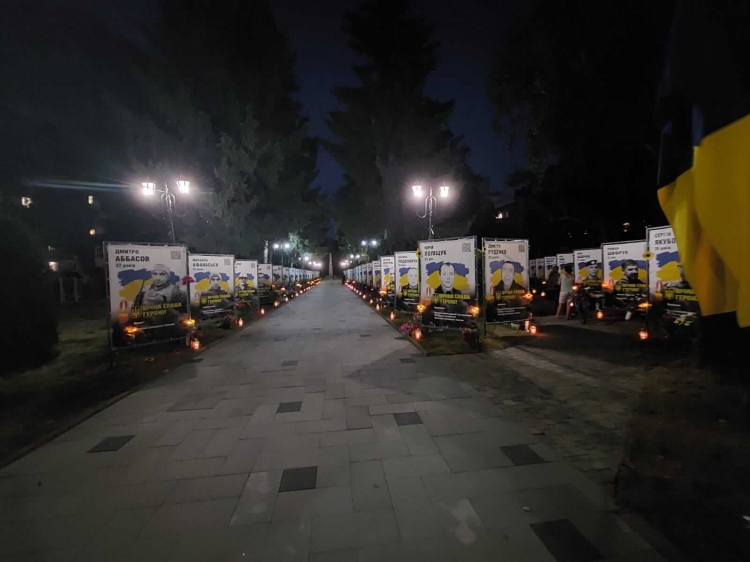 Сім’ї загиблих захисників встановили  соняшники-ліхтарі як символ пам’яті