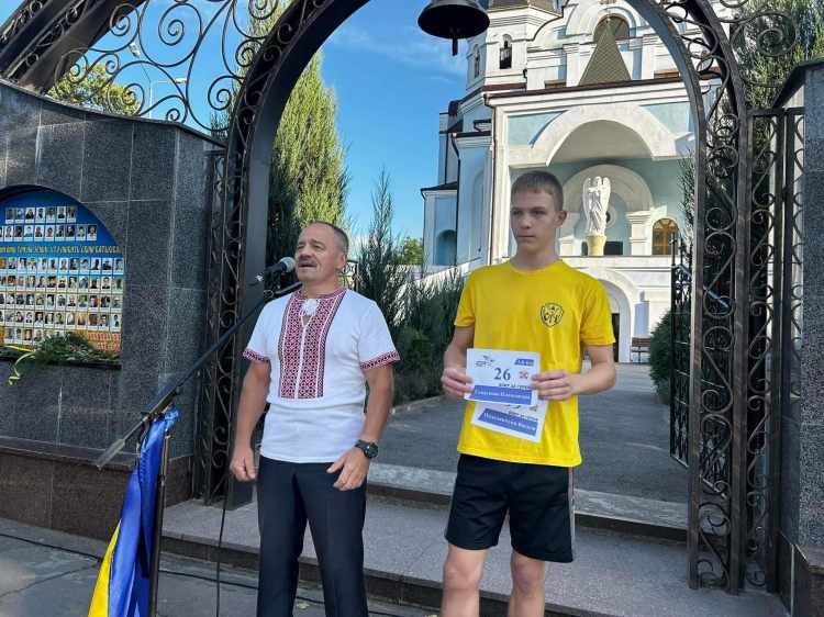 Шаную воїнів — біжу за Героїв України:  у Звягелі відбувся патріотичний забіг  у пам’ять про загиблих воїнів