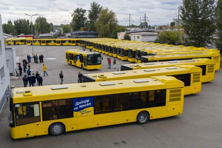 Київ відправляє Дніпру 30 автобусів, 10 з яких - з гуманітарною допомогою