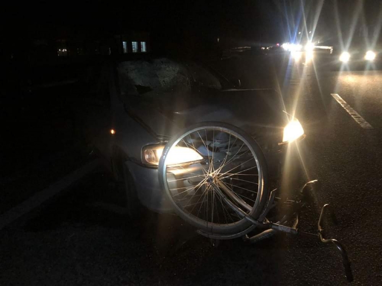 На автотрасі Київ-Чоп водій здійснив наїзд одразу на двох велосипедистів, які загинули на місці пригоди