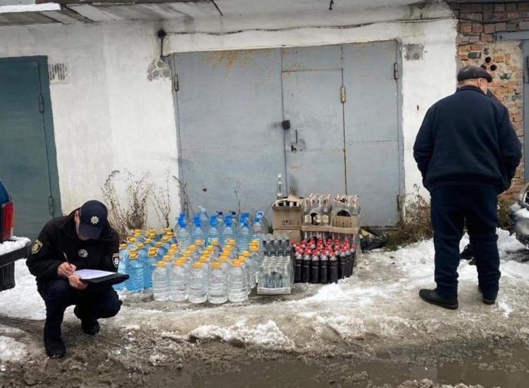 Поліцейські вилучили майже пів тонни алкоголю без акцизу із гаража звягельчанина