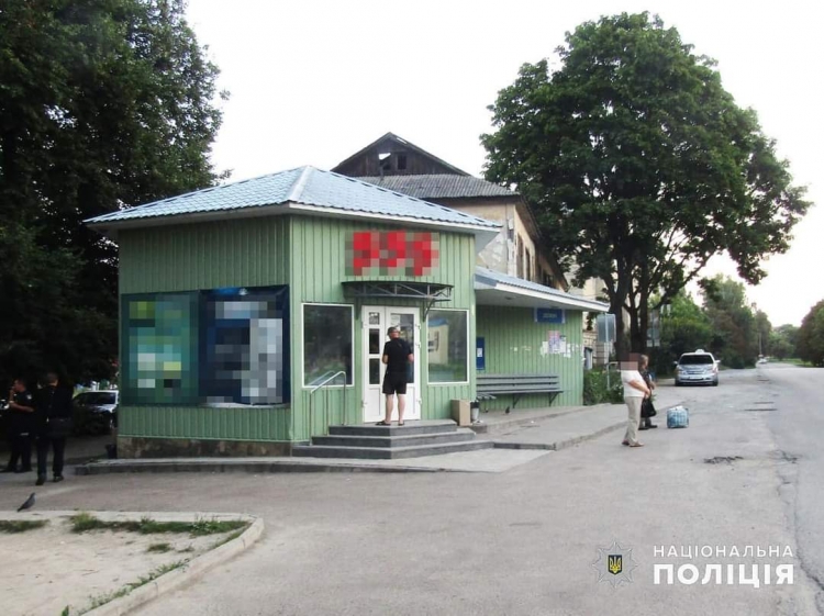 Наніс ножові поранення та пішов геть: поліцейські затримали причетного до тяжкого травмування звягелянина