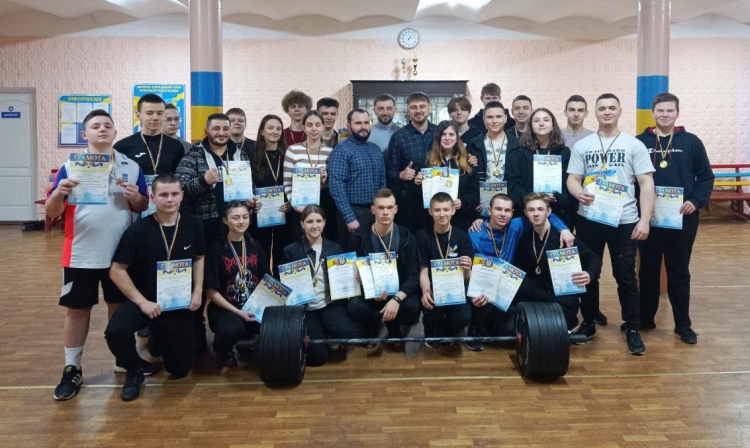 У ДЮКФП визначили кращих у змаганнях із присідання зі штангою