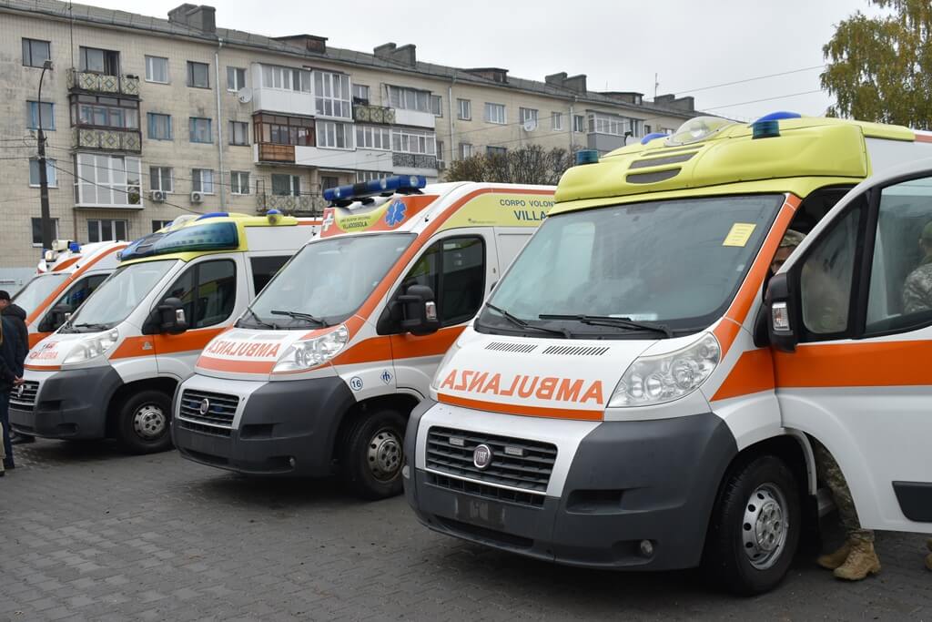 У Звягелі благодійники передали для ЗСУ шість реанімобілів