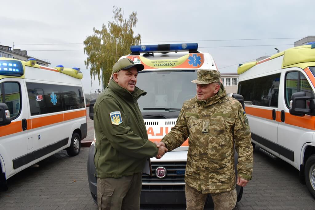 У Звягелі благодійники передали для ЗСУ шість реанімобілів