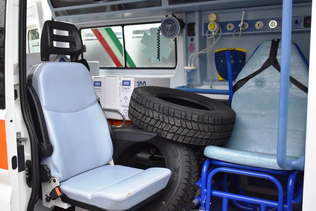 У Звягелі благодійники передали для ЗСУ шість реанімобілів