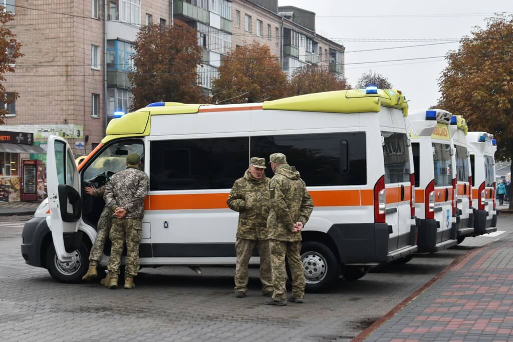 У Звягелі благодійники передали для ЗСУ шість реанімобілів