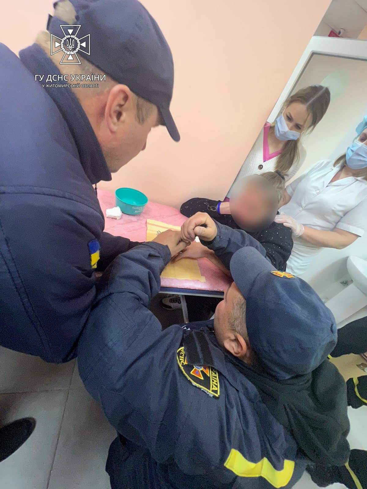 Приміряв чужу каблучку — знімали рятувальники